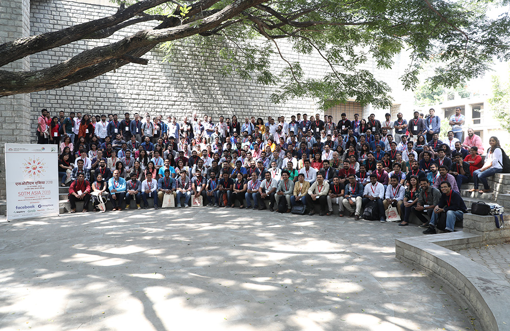 A group picture of the participants and the organisers.