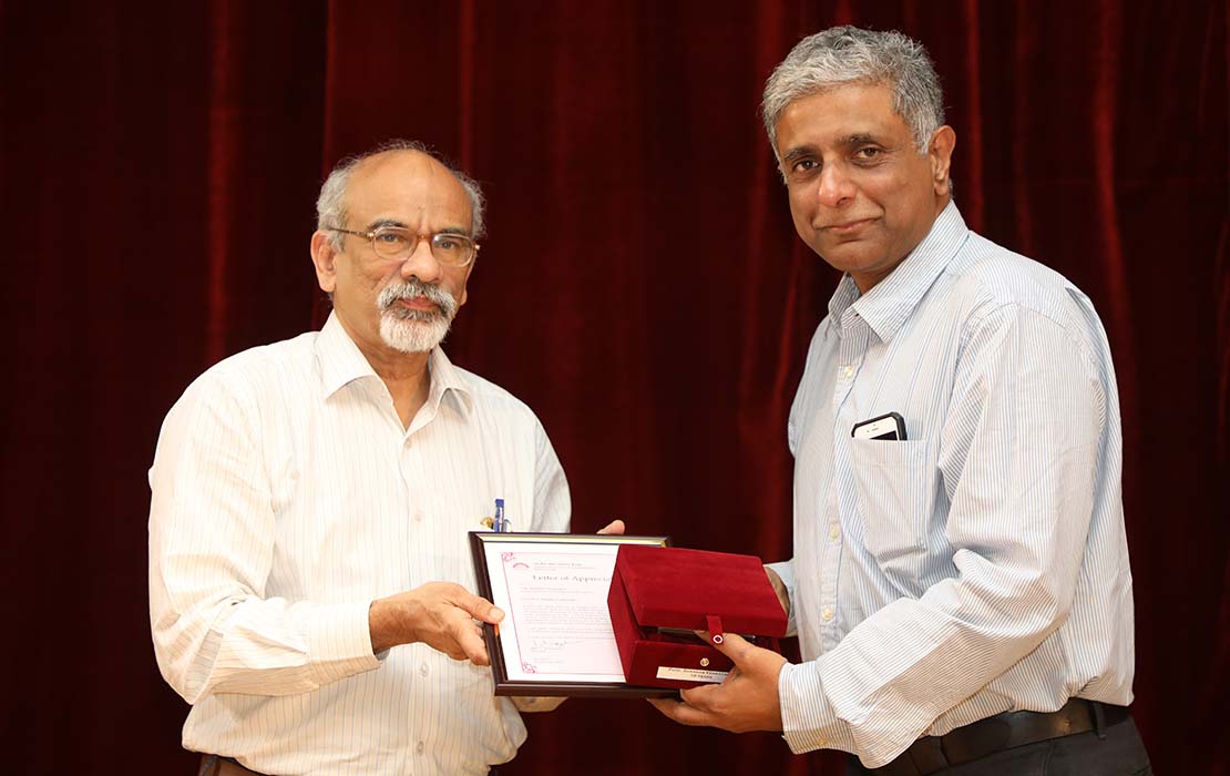 Prof. Shankar Venkatagiri, from the Decision Sciences & Information Systems area at IIMB, receives the felicitation on completing 10 years as faculty member.