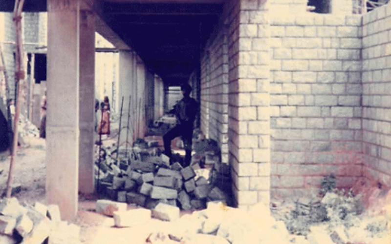 Dr. B V Doshi, visionary architect of IIMB, deeply engaged in a discussion with employees of the Institute.