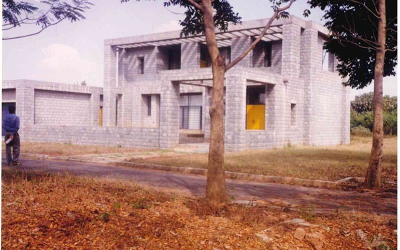 Dr. B V Doshi, visionary architect of IIMB, deeply engaged in a discussion with employees of the Institute.