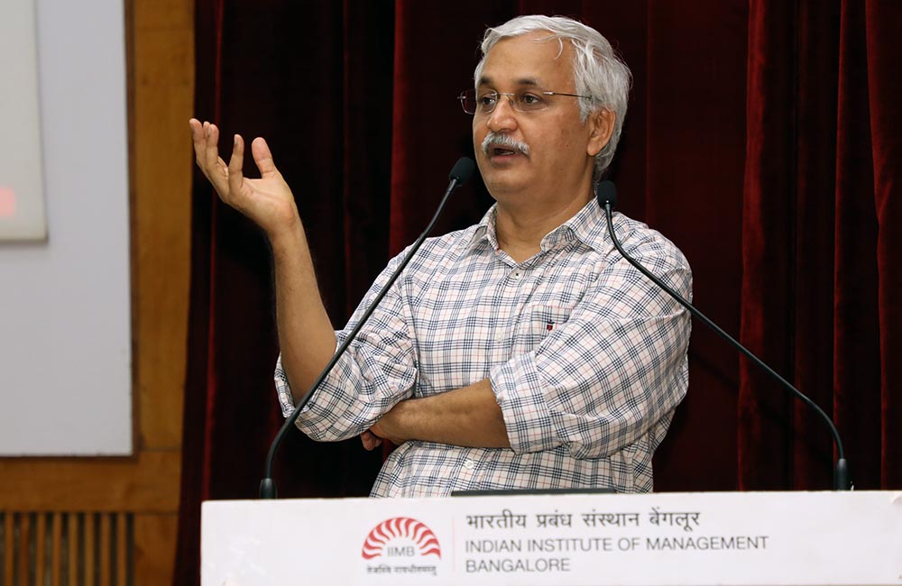 Prof. Suresh Bhagavatula, Faculty in the Entrepreneurship area and Programme Director of the Goldman Sachs 10K Women Program at NSRCEL, welcomes alumni and participants to the meet-up at IIMB, on May 24, 2022.