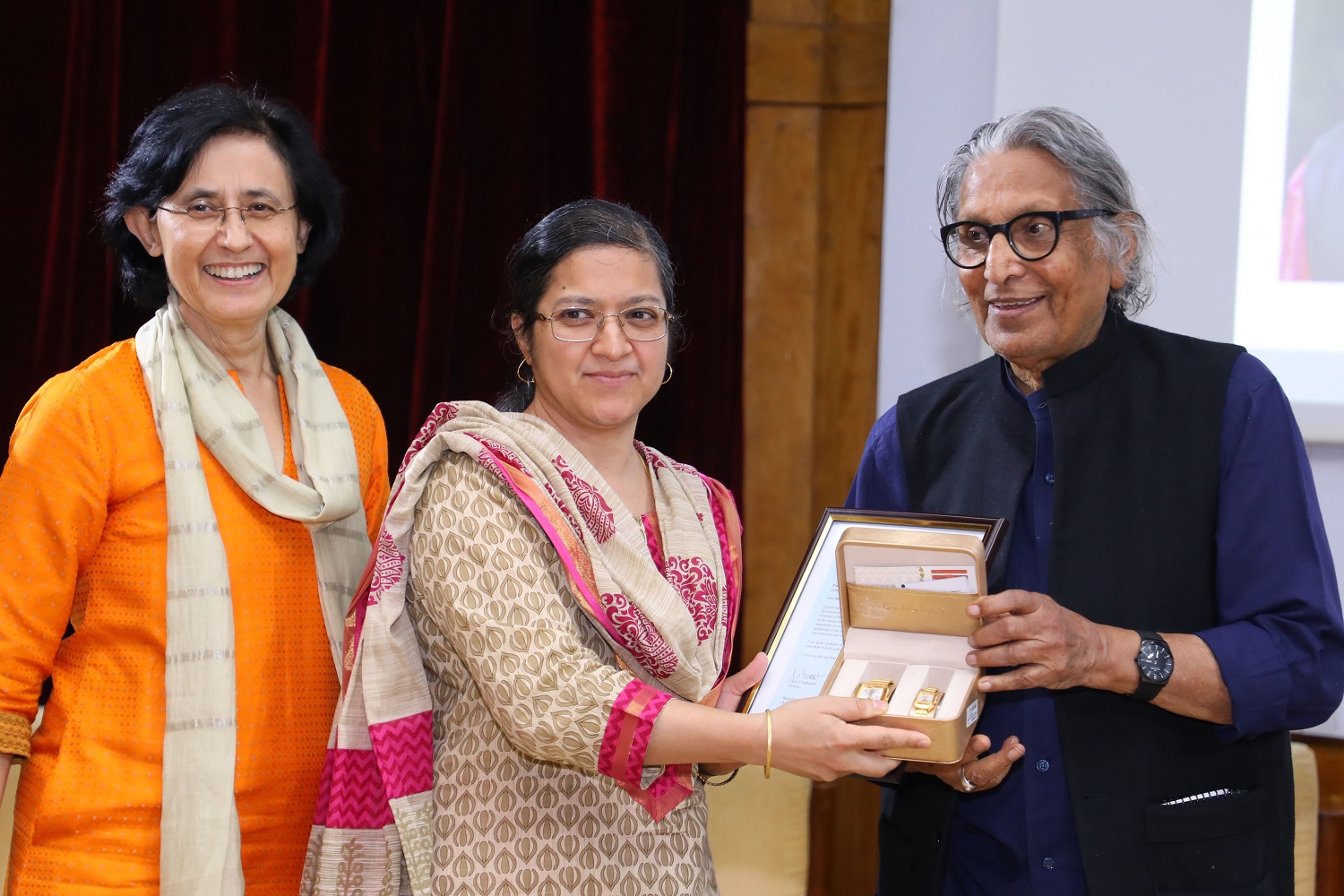 Prof. Rupa Chanda, Economics & Social Sciences Area, receives the 20 years’ Service award from Ms. Vinita Bali, Member, Board of Governors, IIMB, and Pritzker Laureate Dr. Balkrishna Doshi, on the occasion of IIMB’s 46th Foundation Day celebrations.