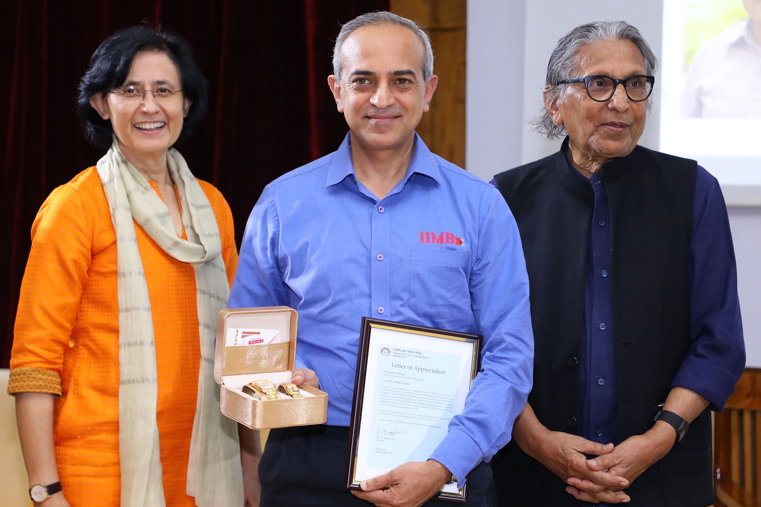 Prof. Ashok Thampy, Finance & Accounting Area, receives the 20 years’ Service award from Ms. Vinita Bali, Member, Board of Governors, IIMB, and Pritzker Laureate Dr. Balkrishna Doshi, on the occasion of IIMB’s 46th Foundation Day celebrations.