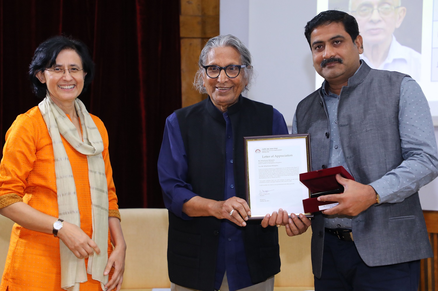Mr. Dillip Kumar Mohapatra, Campus Computer Manager, receives 10 years’ Service award from Ms. Vinita Bali, Member, Board of Governors, IIMB, and Pritzker Laureate Dr. Balkrishna Doshi, on the occasion of IIMB’s 46th Foundation Day celebrations.