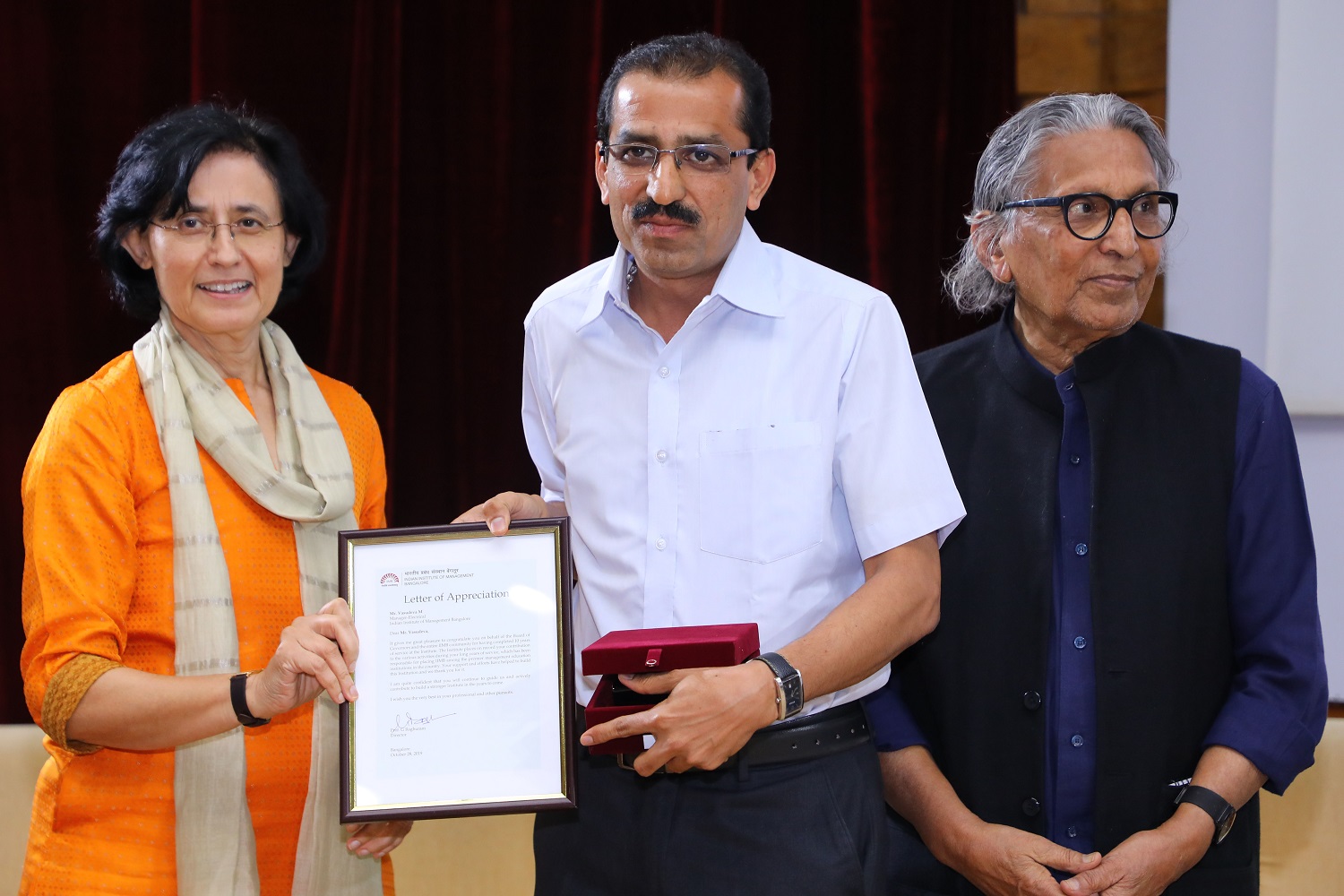 Vasudev M., Manager, Electrical, Estate Department, receives 10 years’ Service award from Ms. Vinita Bali, Member, Board of Governors, IIMB, and Pritzker Laureate Dr. Balkrishna Doshi, on the occasion of IIMB’s 46th Foundation Day celebrations.
