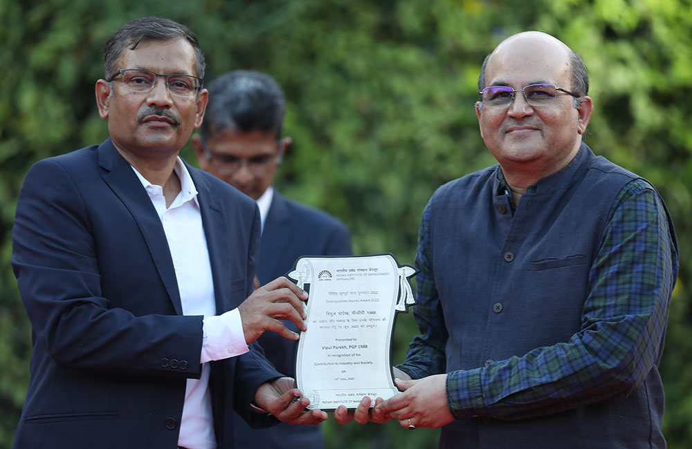 Prof. Rishikesha T Krishnan, Director, IIMB, presents the Distinguished Alumnus Award 2022 to Vipul Parekh, PGP 1988, Co-Founder of bigbasket.com.