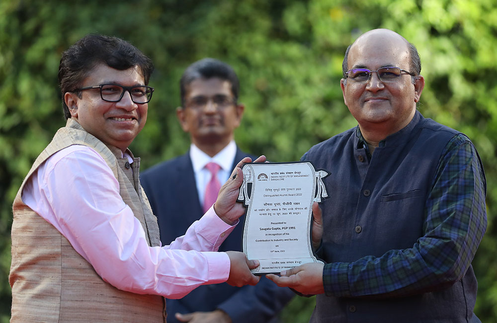 Prof. Rishikesha T Krishnan, Director, IIMB, presents the Distinguished Alumnus Award 2022 to Saugata Gupta, PGP 1991, Managing Director and CEO, Marico Limited. 