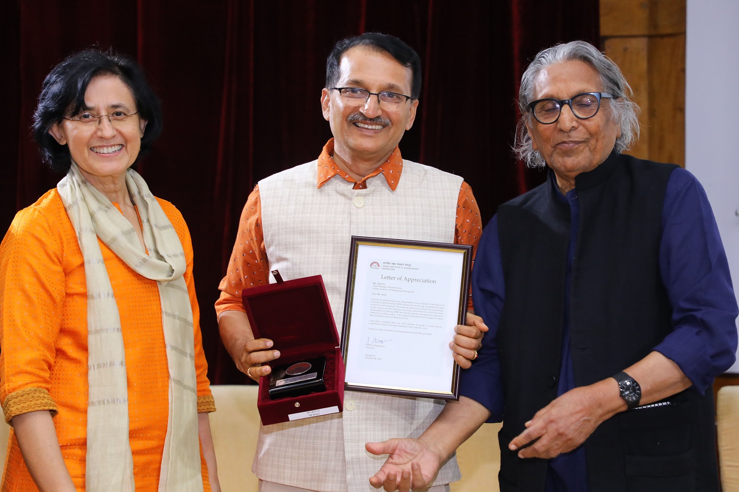 Anil S.J., Manager – Infrastructure, receives 10 years’ Service award from Ms. Vinita Bali, Member, Board of Governors, IIMB, and Pritzker Laureate Dr. Balkrishna Doshi, on the occasion of IIMB’s 46th Foundation Day celebrations.