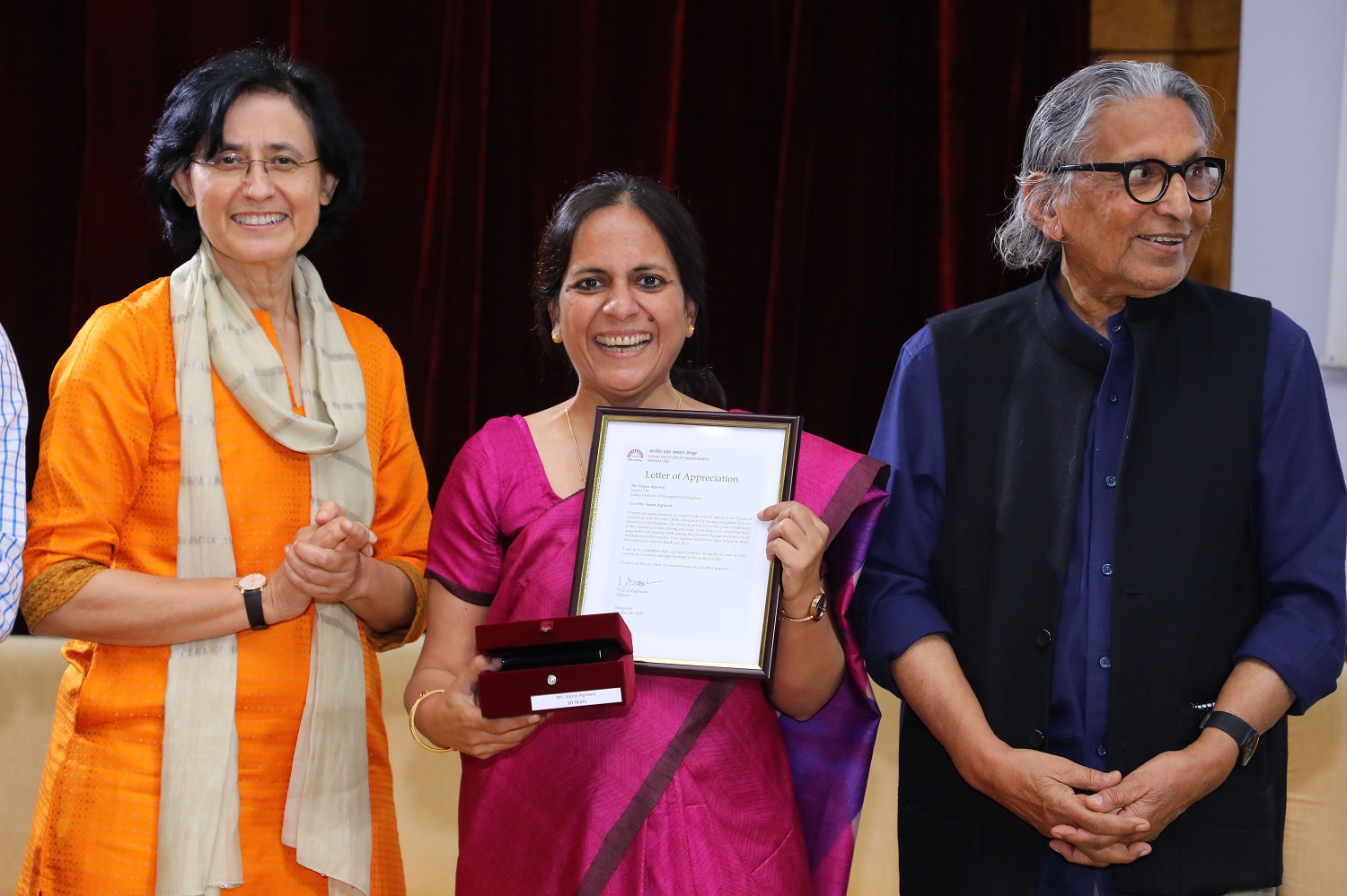 Sapna Agrawal, Head, Career Development Services, receives 10 years’ Service award from Ms. Vinita Bali, Member, Board of Governors, IIMB, and Pritzker Laureate Dr. Balkrishna Doshi, on the occasion of IIMB’s 46th Foundation Day celebrations.