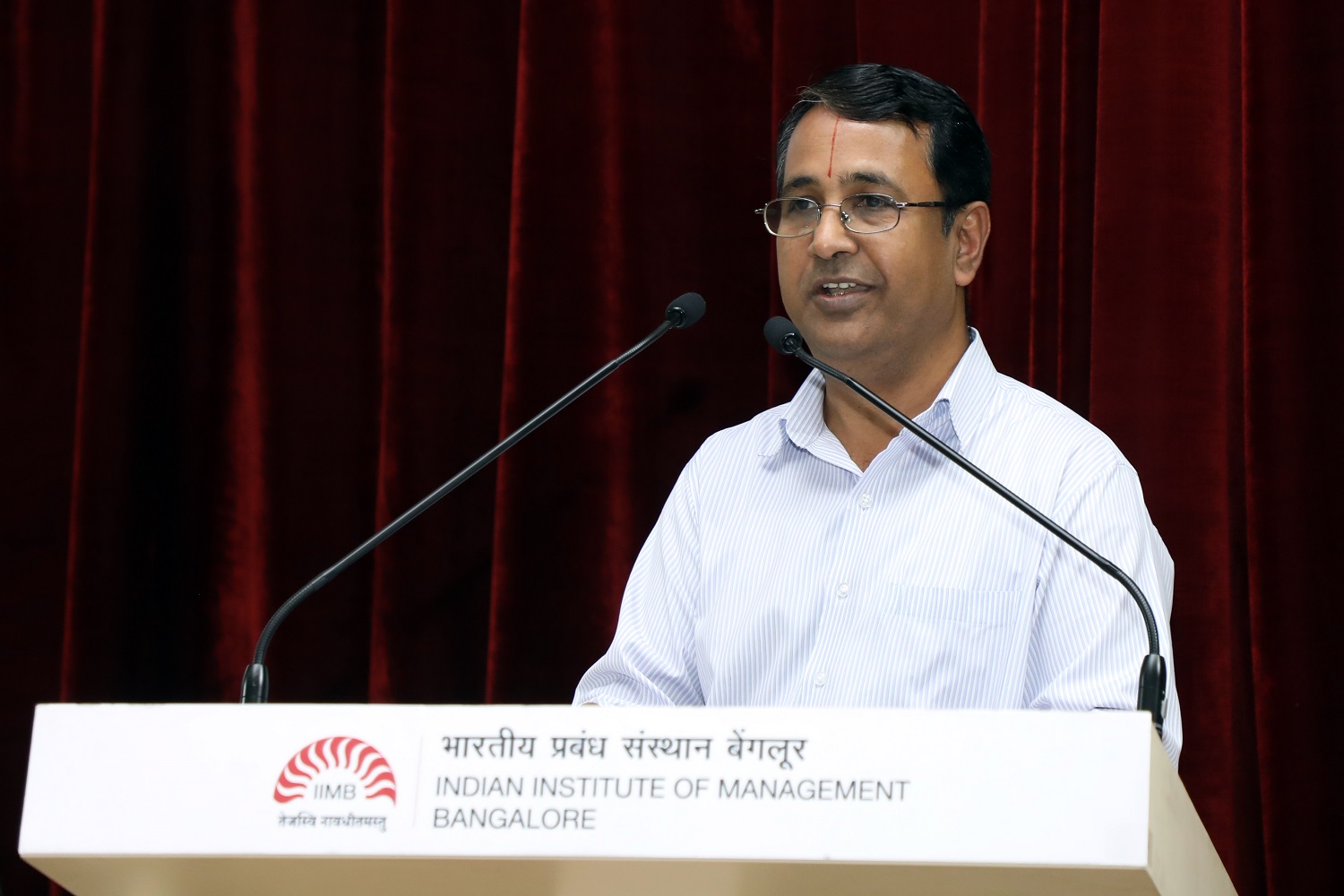 Prof. M.S. Narasimhan, Dean, Administration, announces the Long-Service Awards to IIMB staff.
