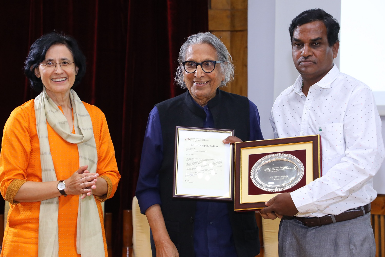 Mathias S.A., Assistant Librarian, receives 30 years’ Service award from Ms. Vinita Bali, Member, Board of Governors, IIMB, and Pritzker Laureate Dr. Balkrishna Doshi, on the occasion of IIMB’s 46th Foundation Day celebrations.
