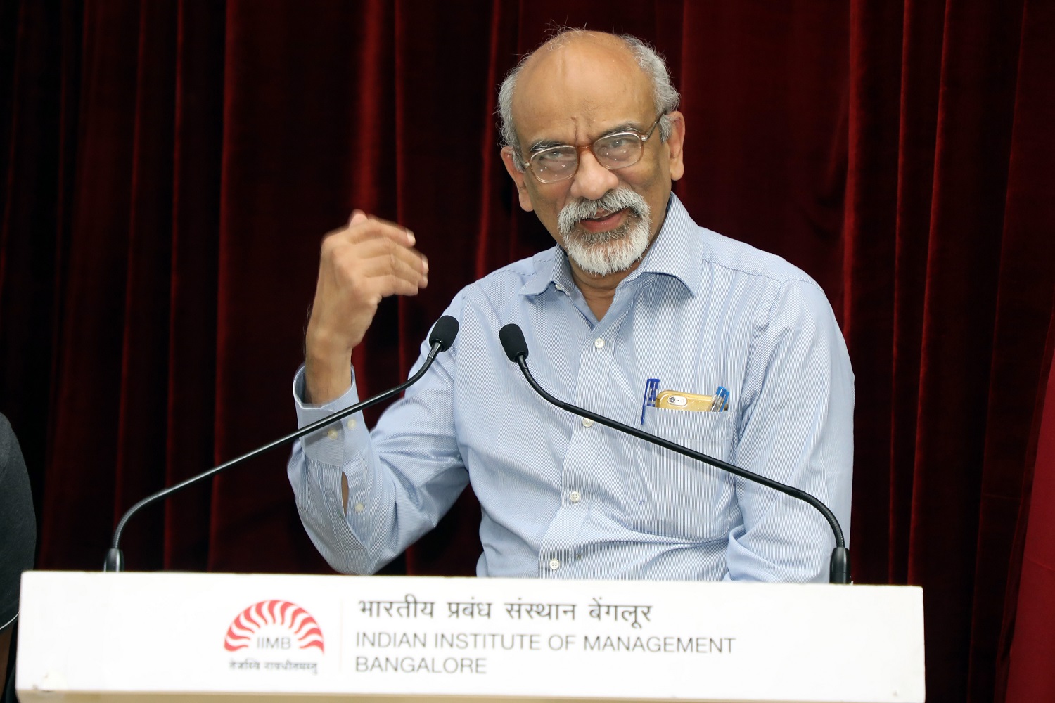 Prof. G. Raghuram, Director, IIMB, welcomes Magsaysay awardees Dr Prakash Baba Amte and Dr Mandakini Amte to ‘Sanvad’, the finale of the EPGP Seminar Series, hosted by the students of IIMB’s one-year MBA program, on February 05, 2020.