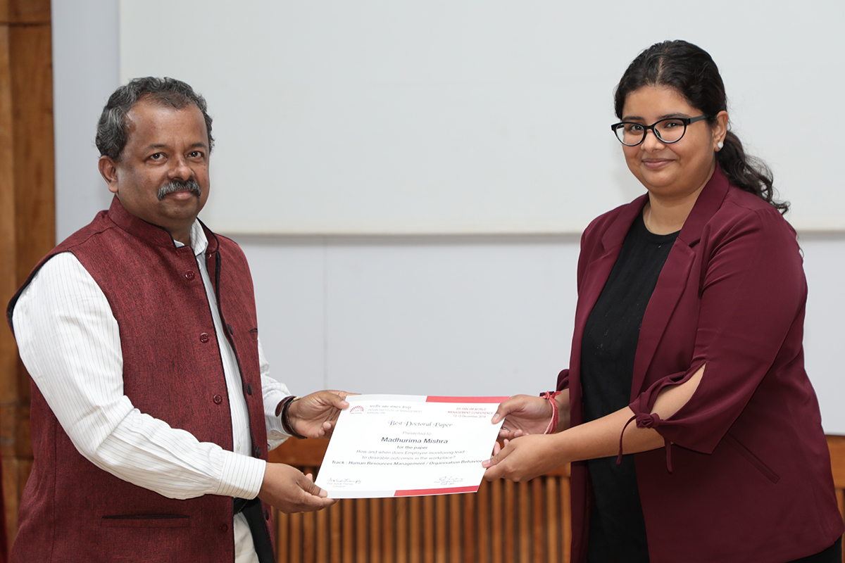 Madhurima Mishra receives the Best Doctoral Paper award from Prof. Gopal Naik, Dean Faculty, IIMB, for her paper, ‘How and When Does Employee Monitoring Lead to Desirable Outcomes in the Workplace?’ at the 6th Pan IIM Conference hosted by IIMB.