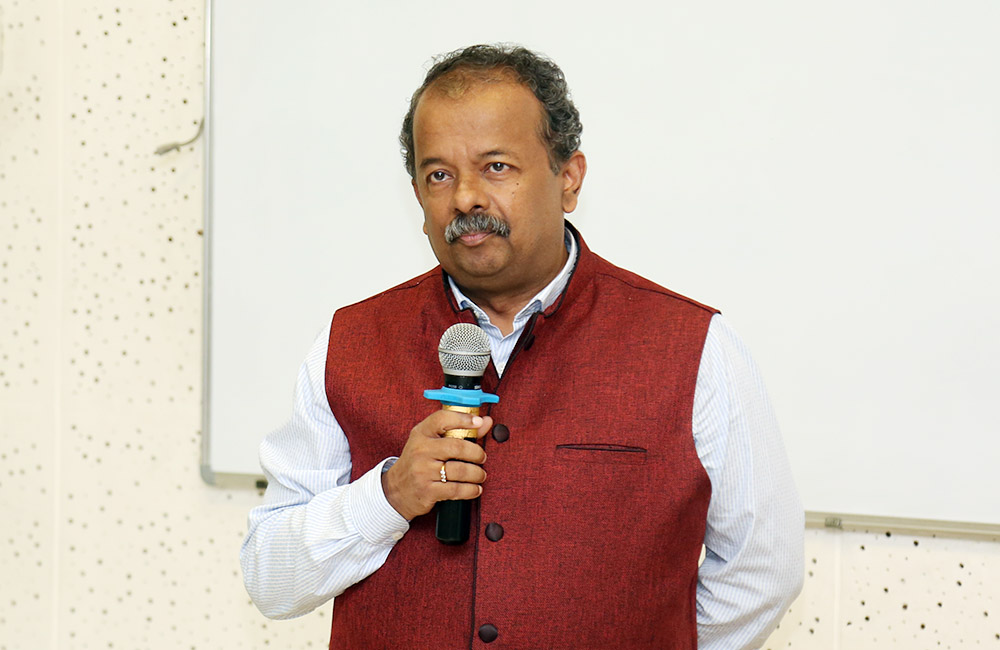 Prof. Gopal Naik, faculty in the ESS area at IIMB, releases the case study on ‘Block Chain and Traceability’ during the event.