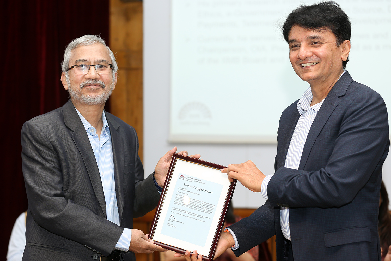 Professor Rahul Dé, Dean, Programmes and faculty in the Information Systems area, receives the award for 20 years of service from Mr MD Ranganath, Member of the Board of Governors, IIMB, during the institute’s 49th Foundation Day celebrations.