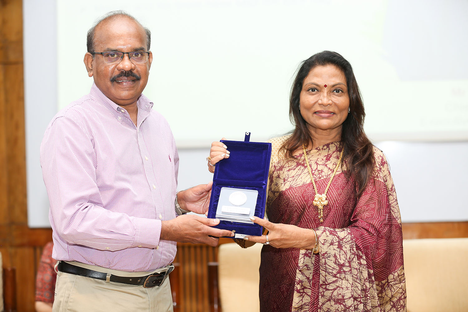 Mr Madan Mohan Raj, Chief Programme Officer, Executive Education Programmes, receives the award for 10 years of service from Ms. Kalpana Saroj, Member of the Board of Governors, IIMB, during the institute’s 49th Foundation Day celebrations.