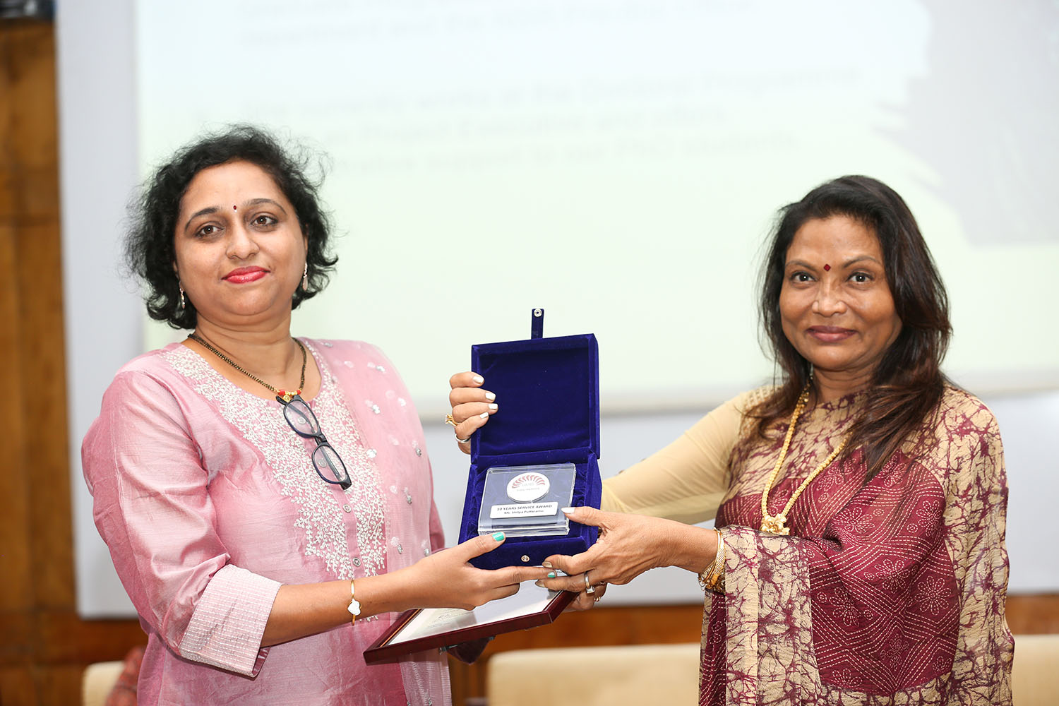 Ms Shilpa Puttaramu, Project Executive, Doctoral Programme Office, receives the award for 10 years of service from Ms. Kalpana Saroj, Member of the Board of Governors, IIMB during the institute’s 49th Foundation Day celebrations.