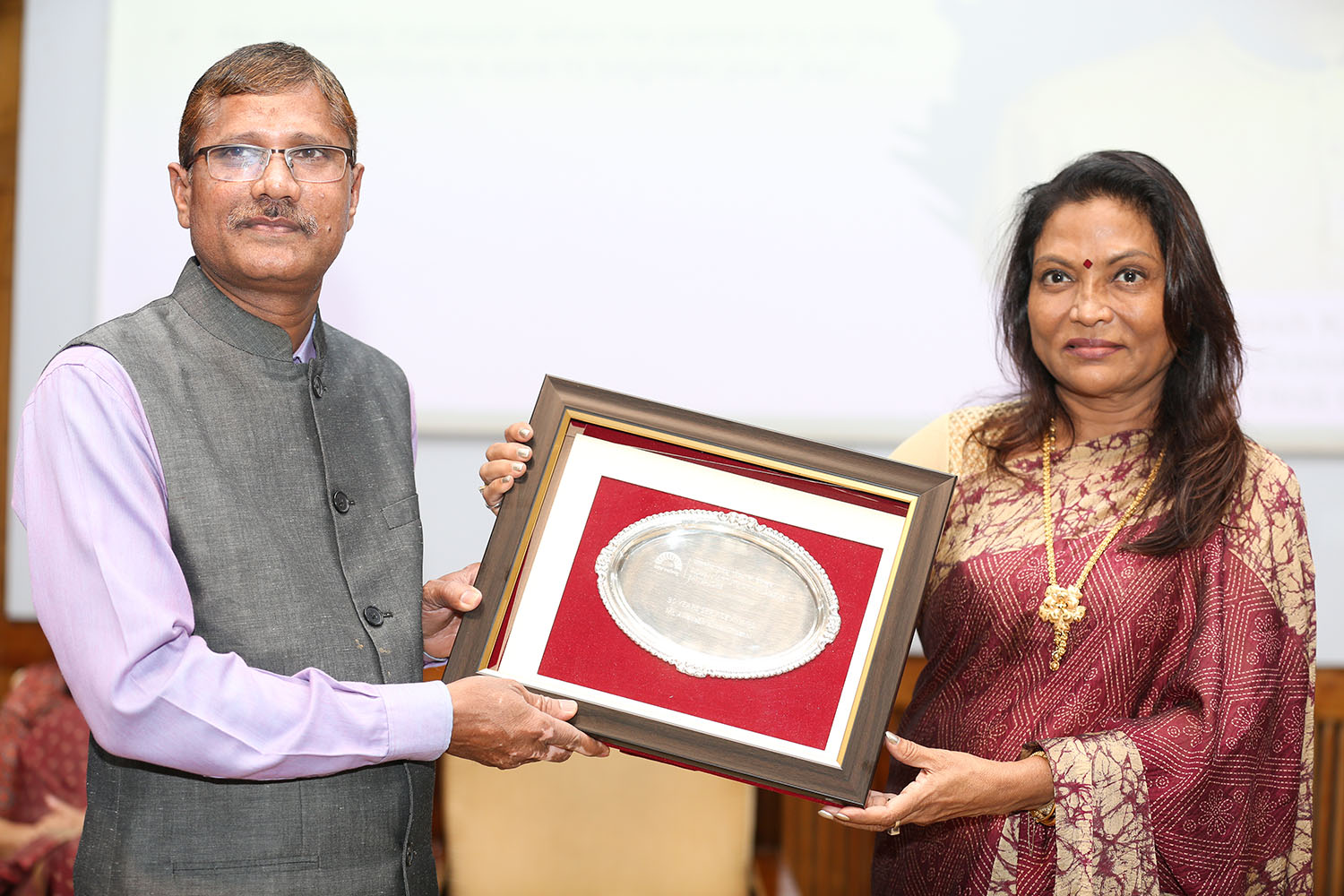 Mr Awadhesh Kumar Tripathi, Executive, Hindi Cell, receives the award for 30 years of service from Ms. Kalpana Saroj, Member of the Board of Governors, IIMB, during the institute’s 49th Foundation Day celebrations.
