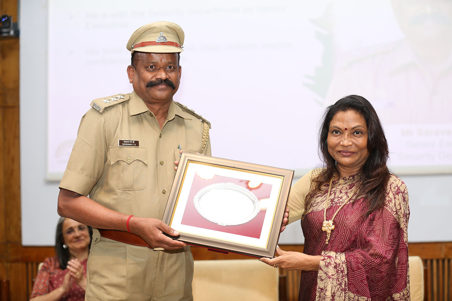 Mr Saravanan PG, Senior Executive, Security department, receives the award for 30 years of service from Ms. Kalpana Saroj, Member of the Board of Governors, IIMB, during the institute’s 49th Foundation Day celebrations.