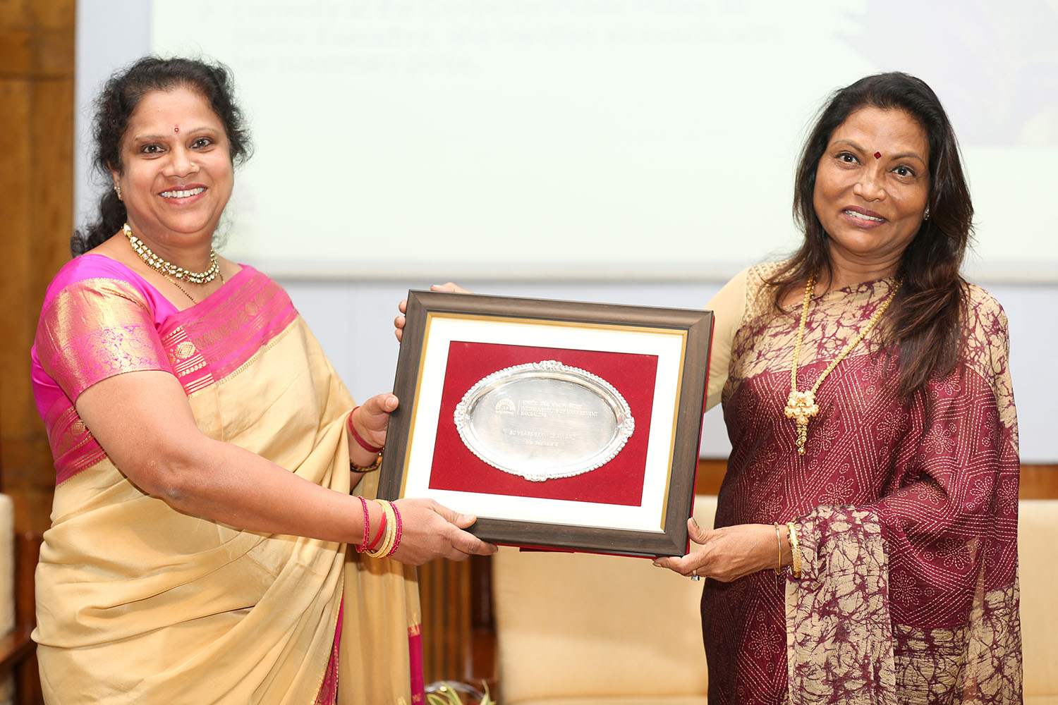 Ms Sesikala G, Senior Executive, Centre for Public Policy, receives the award for 30 years of service from Ms. Kalpana Saroj, Member of the Board of Governors, IIMB, during the institute’s 49th Foundation Day celebrations.