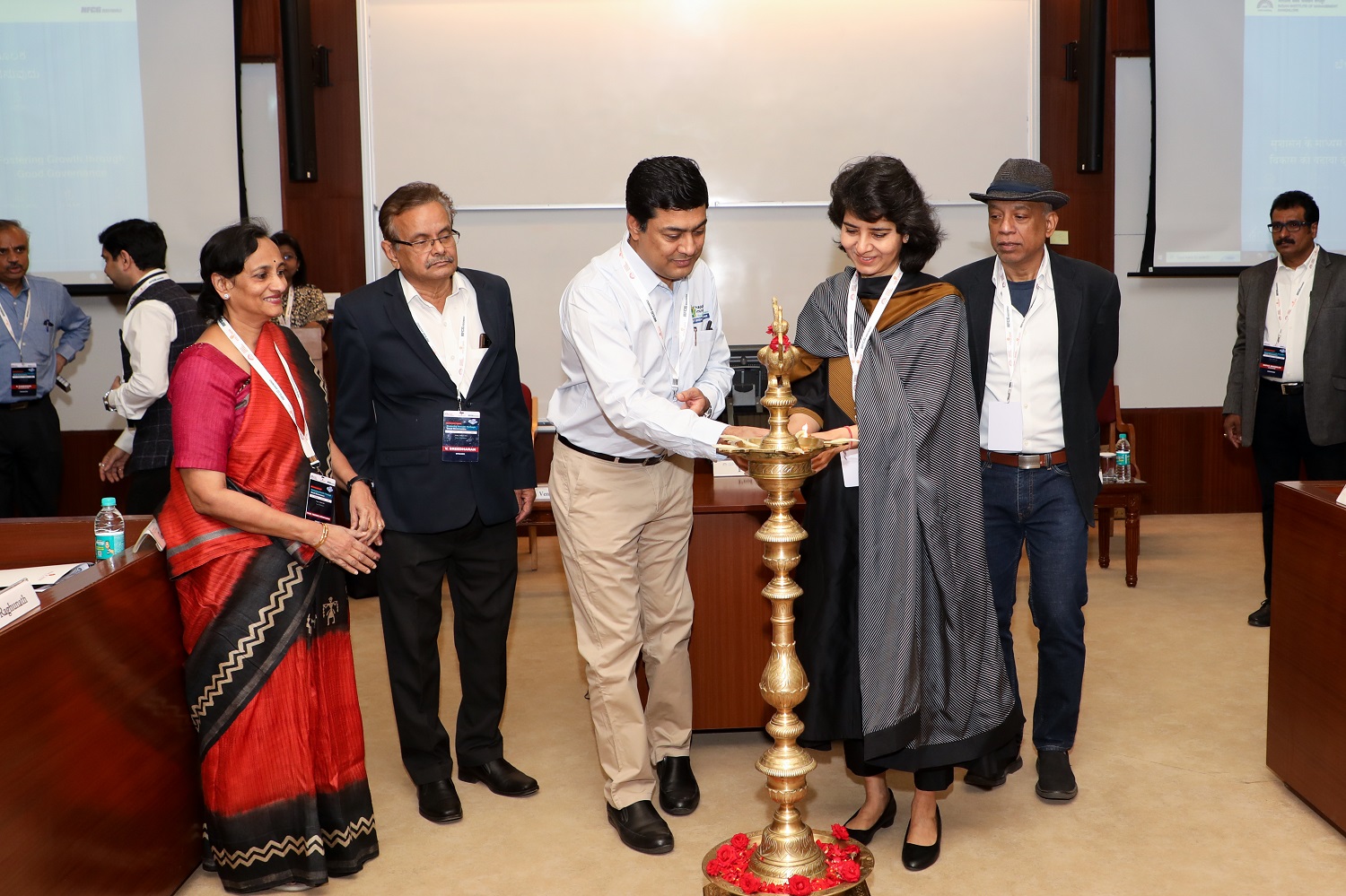 (L-R): Venkatraman Narayanan, Managing Director & CFO, Happiest Mind Technologies Ltd., and Preeti Malhotra, Chairperson, ASSOCHAM National Council for Corporate Affairs, Company Law and Corporate Governance; Chairman, Smart Bharat Group, inaugurate the one-day programme on ‘Fostering Growth through Good Governance’, hosted by the Centre for Corporate Governance & Citizenship at IIM Bangalore, on 10th March 2023. Prof. Padmini Srinivasan, Chairperson, Centre for Corporate Governance and Citizenship, IIM Bangalore; V. Sreedharan, Member, Founder and Partner, V. Sreedharan & Associates, and Ramesh Jude Thomas, President and Chief Executive Officer, EQUiTOR Value Advisory, look on.
