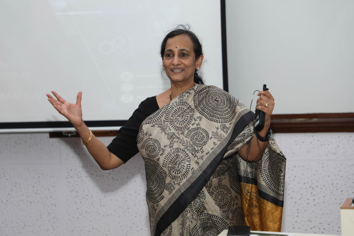 Prof. Padmini Srinivasan, Chairperson, Executive Education Programmes, IIM Bangalore, welcomes the participants of the conference on ‘Building and Scaling Organizations in Digital Transformation’, hosted by the Office of Executive Education Programmes at IIMB, on 29th April 2023. Prof. Padmini Srinivasan is also the Chairperson of the Centre for Corporate Governance & Sustainability and faculty from the Finance & Accounting area, IIMB.