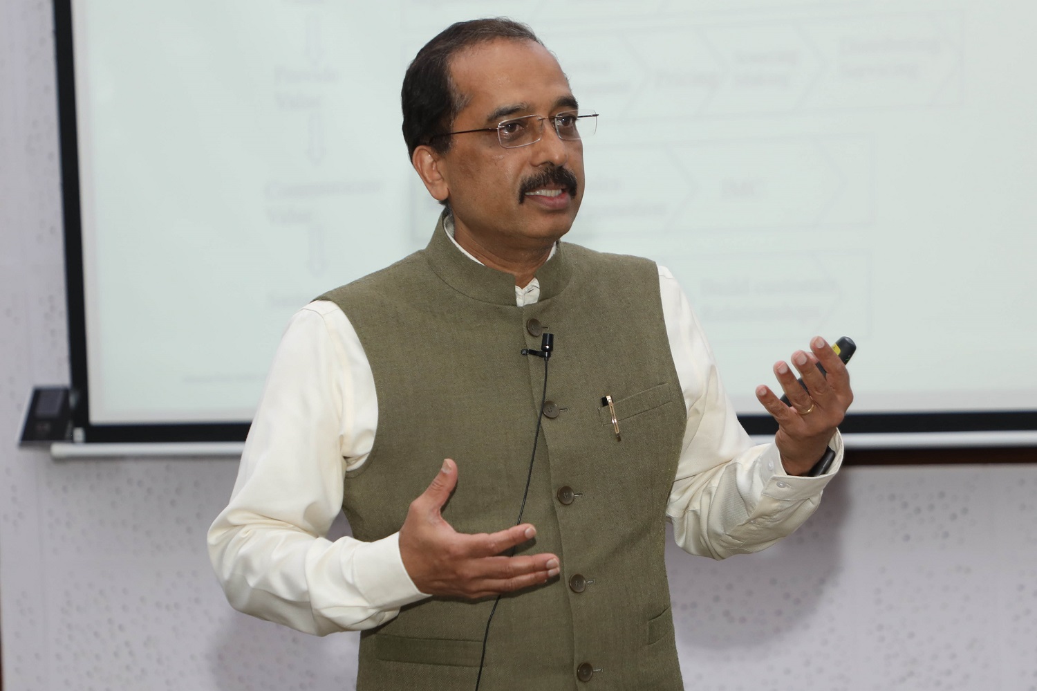 Prof. G Shainesh of the Marketing area of IIMB, conducts a session on: ‘Leveraging Digital to Create and Capture Value’.