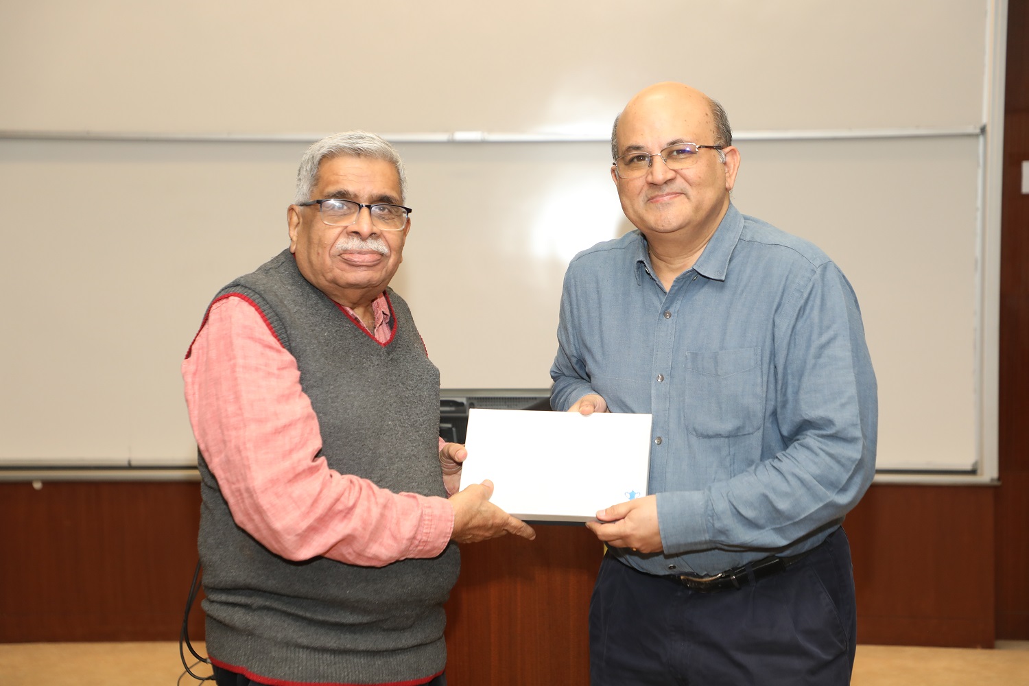 Prof. Vinod Vyasulu is felicitated by the IIMB Director, Prof. RT Krishnan.