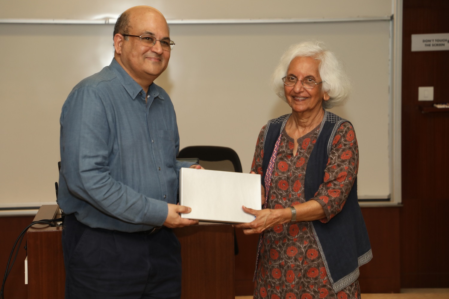Prof. Mira Bakhru is felicitated by the IIMB Director, Prof. RT Krishnan.