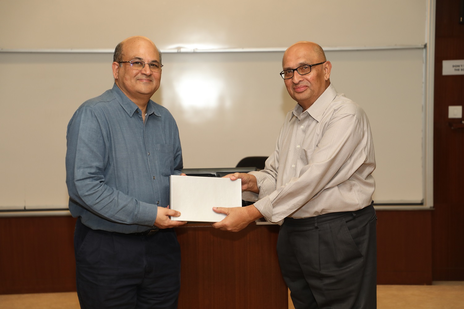 Prof. Moloy Kumar Banerjee is felicitated by the IIMB Director, Prof. RT Krishnan.