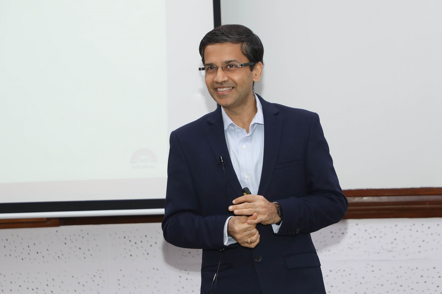 Prof. Sourav Mukherji, Dean, Alumni Relations & Development and faculty in the Organizational Behavior & Human Resources Management area, IIMB, conducts a session on: ‘Ethical AI and Leadership Challenges: The Case of Google’.