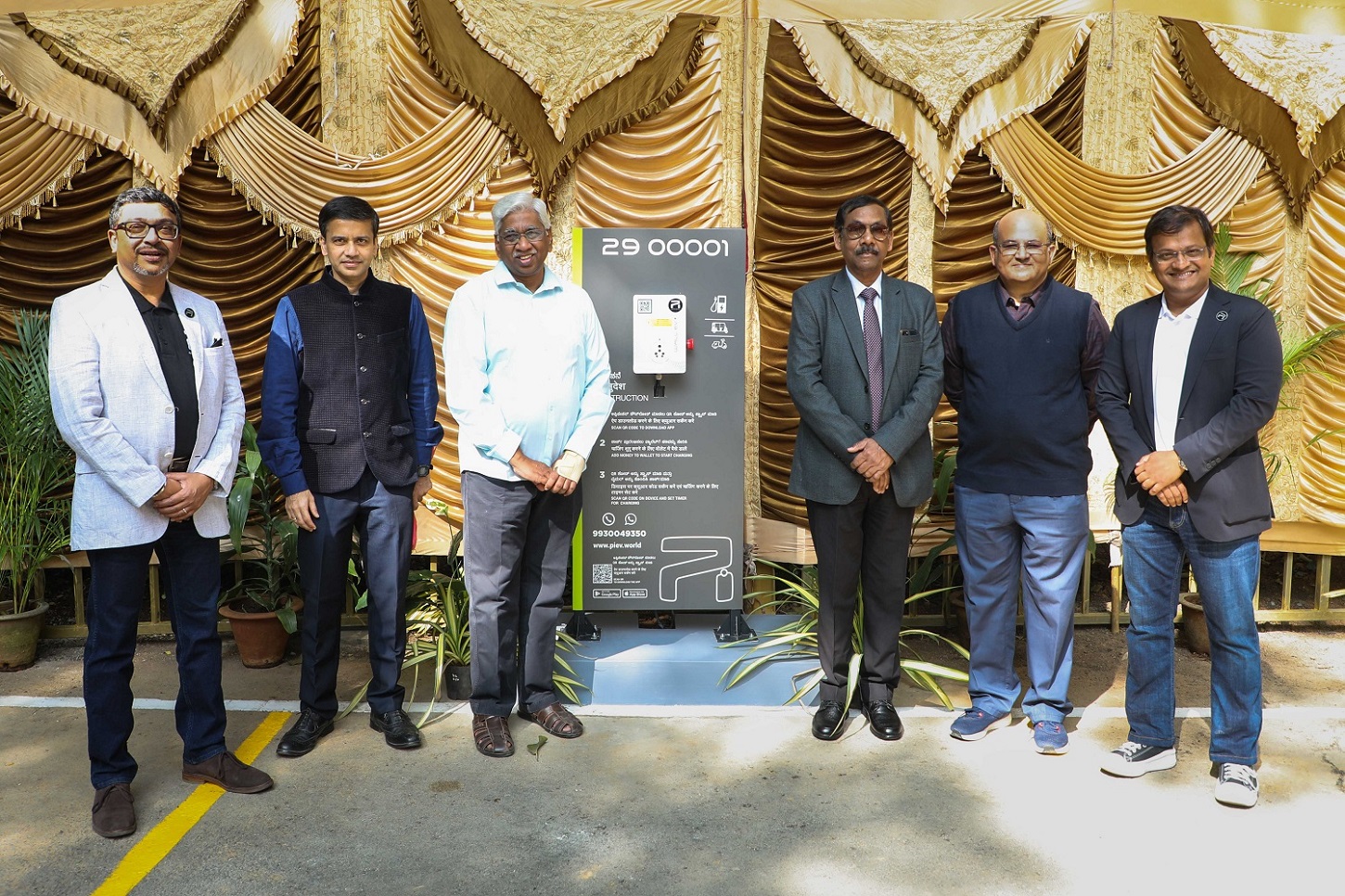 (L-R) Mr. Shoubhik Dasgupta, COO, Pi EV, and alumnus of IIMB, Prof. Sourav Mukherji, Dean, Alumni Relations & Development, IIMB, Prof. Rajendra K Bandi, Dean, Administration, Mr. Anil Srivastava, who has been instrumental in setting up the National Mission on Transformative Mobility & Battery Storage at NITI, Prof. Rishikesha T Krishnan, Director, IIMB, Mr. Iftikhar Ali, Founder & Managing Director, Pi EV.