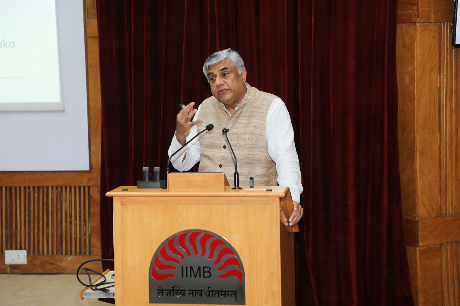 Shri Rajeev Gowda, Vice Chairman, Karnataka SITK, the Chief Guest for the event, delivers the special address on, ‘Development Paths in Karnataka: A View through the SITK Lens’.