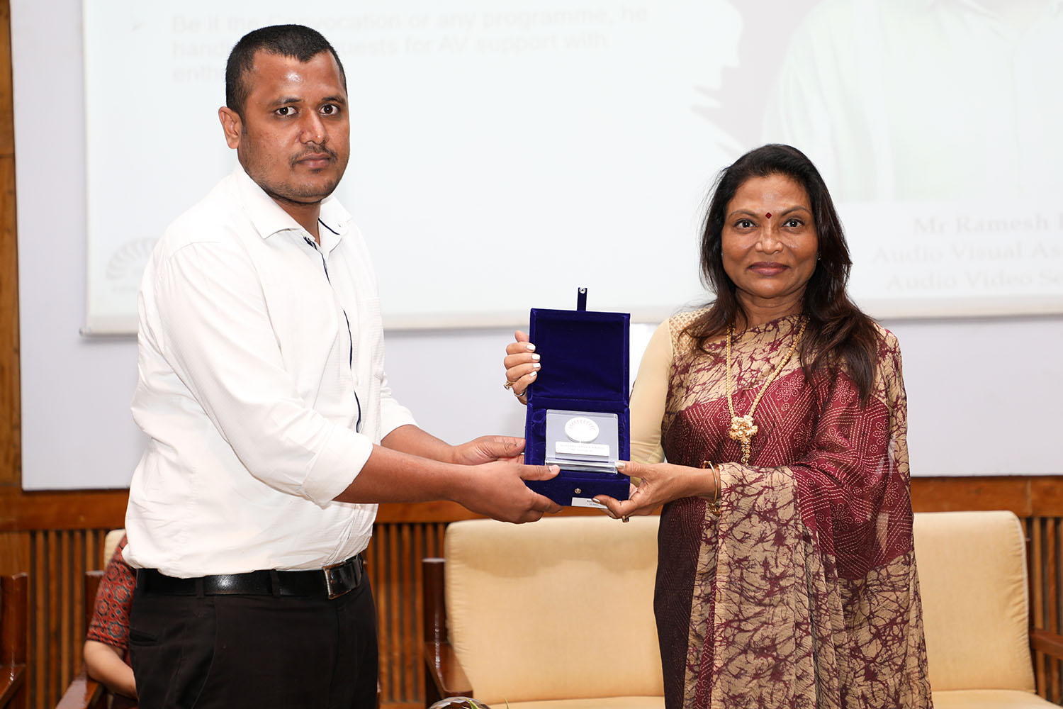 Mr Ramesh BC, Audio Visual Assistant, receives the award for 10 years of service from Ms. Kalpana Saroj, Member of the Board of Governors, IIMB, during the institute’s 49th Foundation Day celebrations.