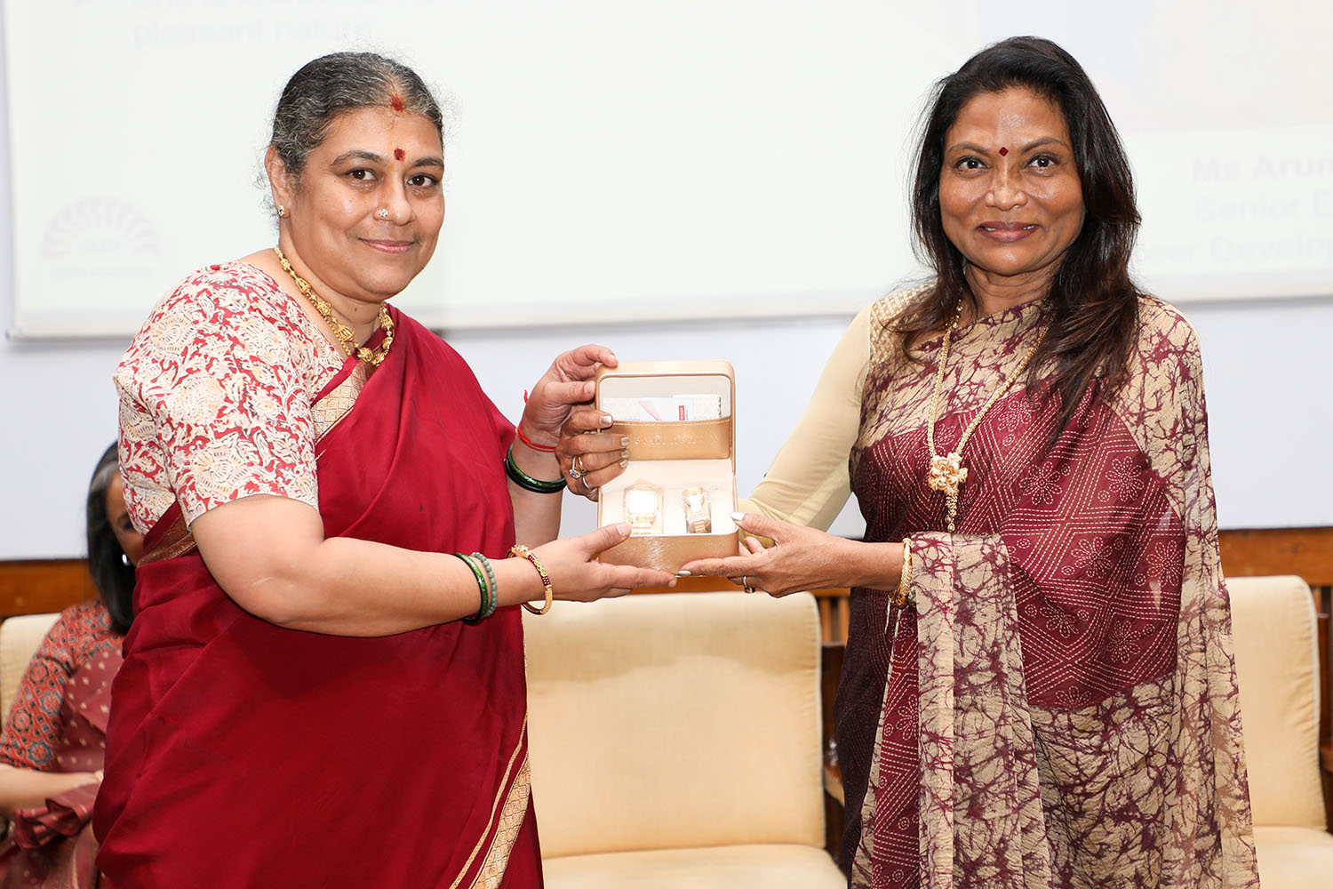Ms Aruna Jaipal, Senior Executive, Career Development Services Office, receives the award for 20 years of service from Ms. Kalpana Saroj, Member of the Board of Governors, IIMB, during the institute’s 49th Foundation Day celebrations.
