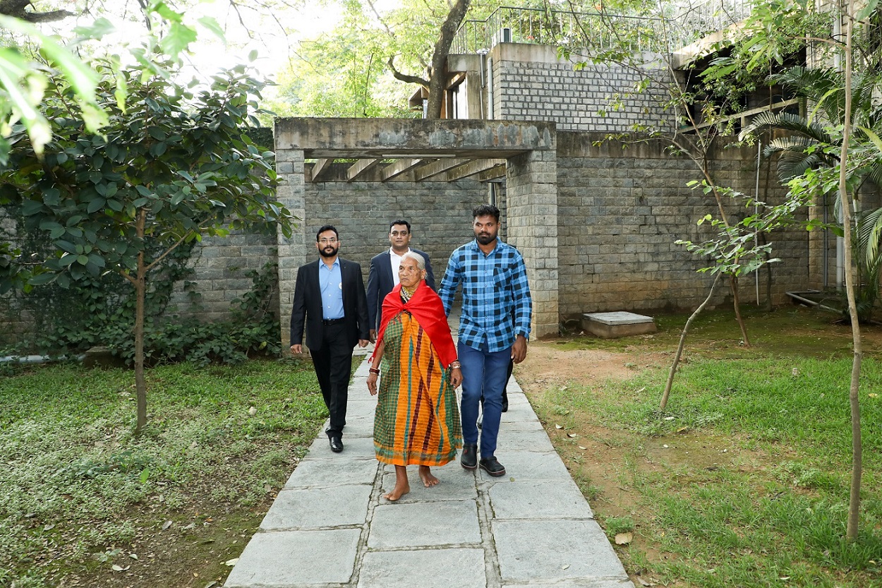 Smt Tulsi Gowda, Environmentalist and Padma Shri award winner, enters the IIMB campus to attend Drishti 2022 – A Leadership & Entrepreneurship summit hosted by students of the Post Graduate Programme in Enterprise Management (PGPEM) on 05th November 2022.