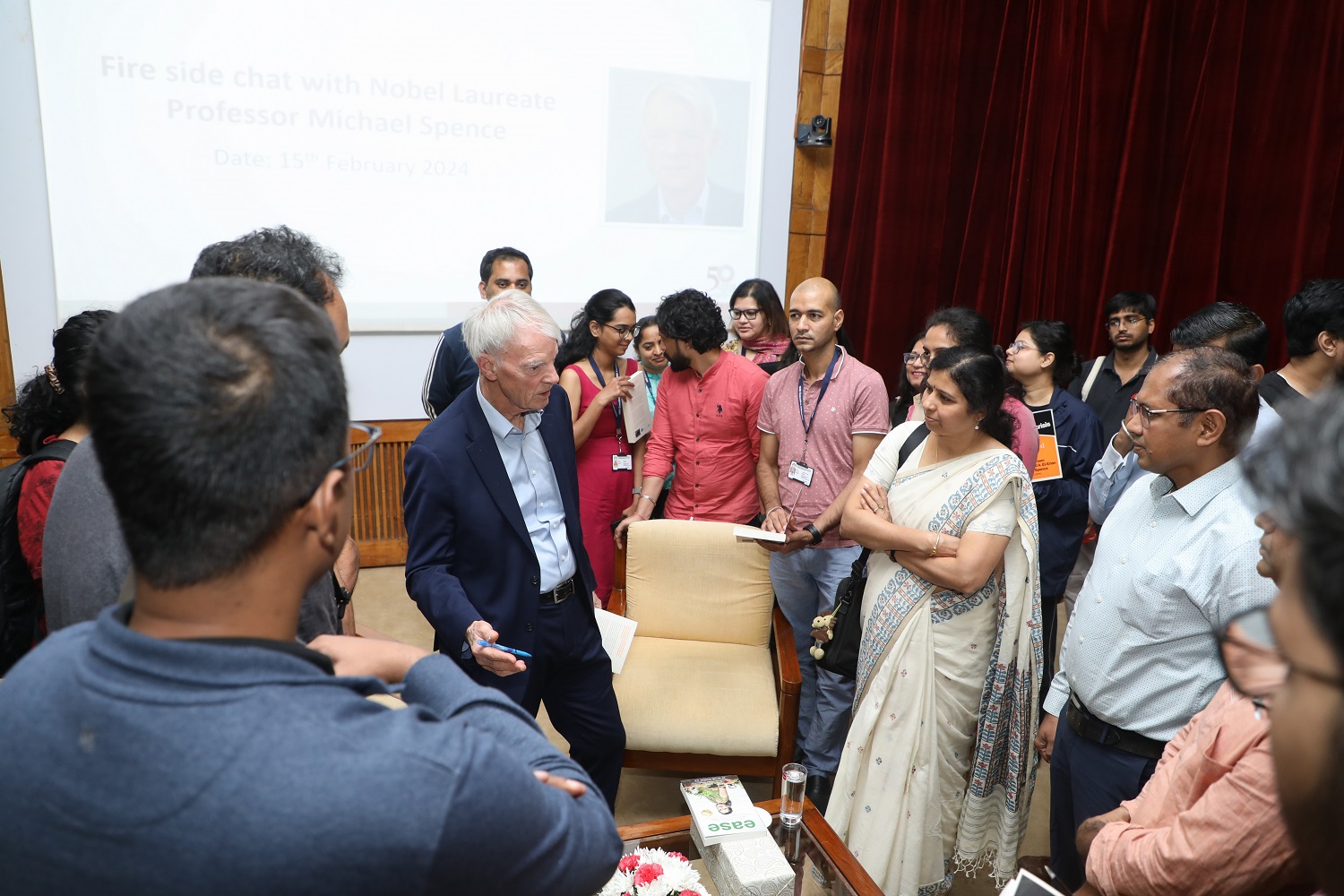 Prof. Michael Spence interacts with IIMB faculty and students, after the session. 