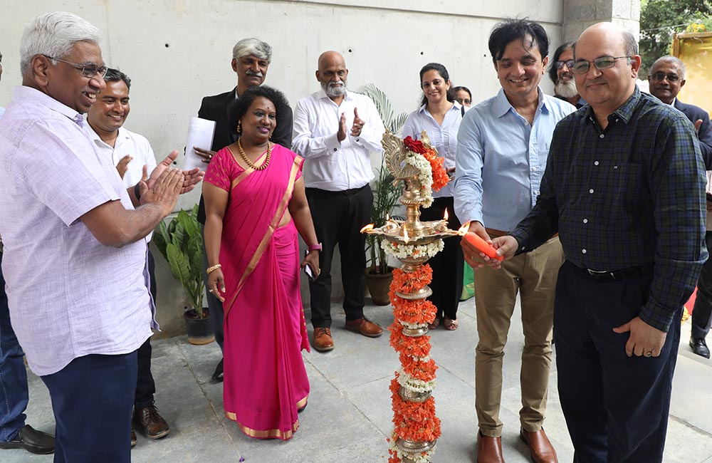 Prof. Rishikesha T Krishnan, Director, IIM Bangalore, and Shri MD Ranganath, Member, Board of Governors, IIMB, light the lamp.