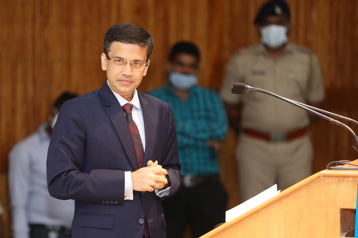 Professor Sourav Mukherji, Dean, Alumni Relations and Development, and faculty in the OB&HRM area at IIMB, presents questions from the students to Dr. S. Jaishankar.