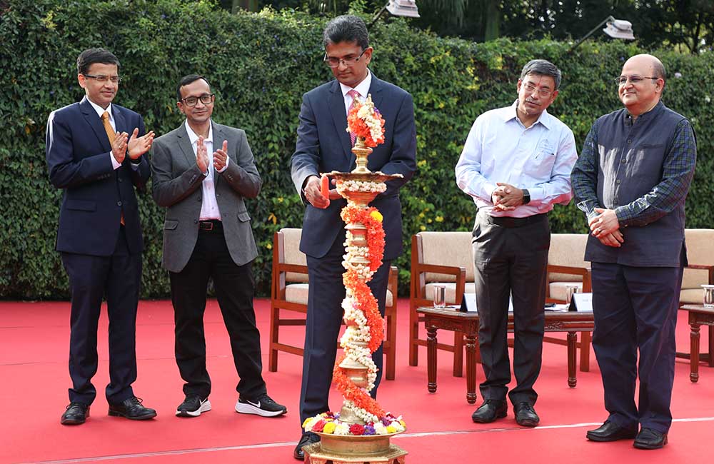NS Kannan, CEO, ICICI Prudential and alumnus of PGP 1991, at the inaugural of PGP and PGP(BA) 2022, on June 13th. Prof. Sourav Mukherji, Dean, Alumni Relations & Development, Prof. Ashis Mishra, Chairperson, Admissions & Financial Aid, Prof. R Srinivasan, Chairperson, PGP & PGP-BA, Prof. Rishikesha T Krishnan, Director, IIMB, look on.