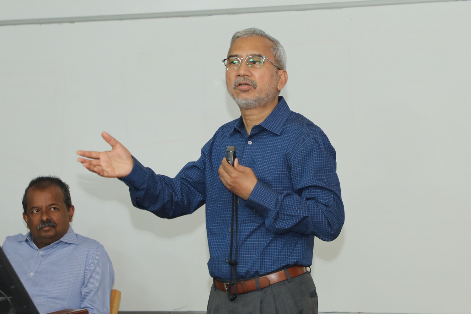 Prof. Rahul Dé, Dean, Programmes and faculty of the Information Systems area of IIMB, addresses the incoming students.