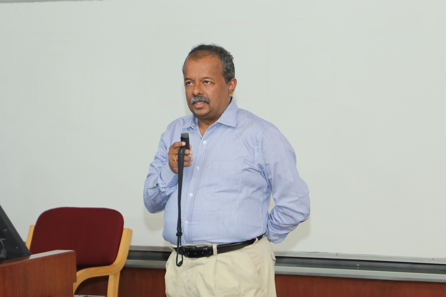 Prof. Gopal Naik, Chairperson, Centre for Public Policy, delivers the vote of thanks.
