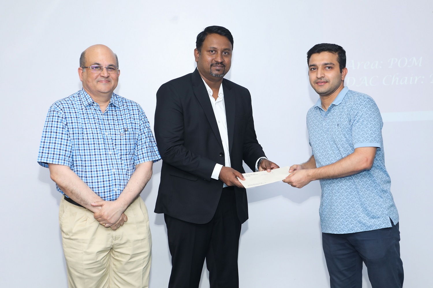 (L-R): Prof. Rishikesha T Krishnan, Director, IIM Bangalore and Nimesh Nair from the Mirae Asset Foundation present the Mirae Asset Scholars Award to IIMB’s Doctoral student Shubham Singh of the POM area, during the Scholarship Recognition Function hosted by the institute’s Doctoral Office, on 5th October 2023.