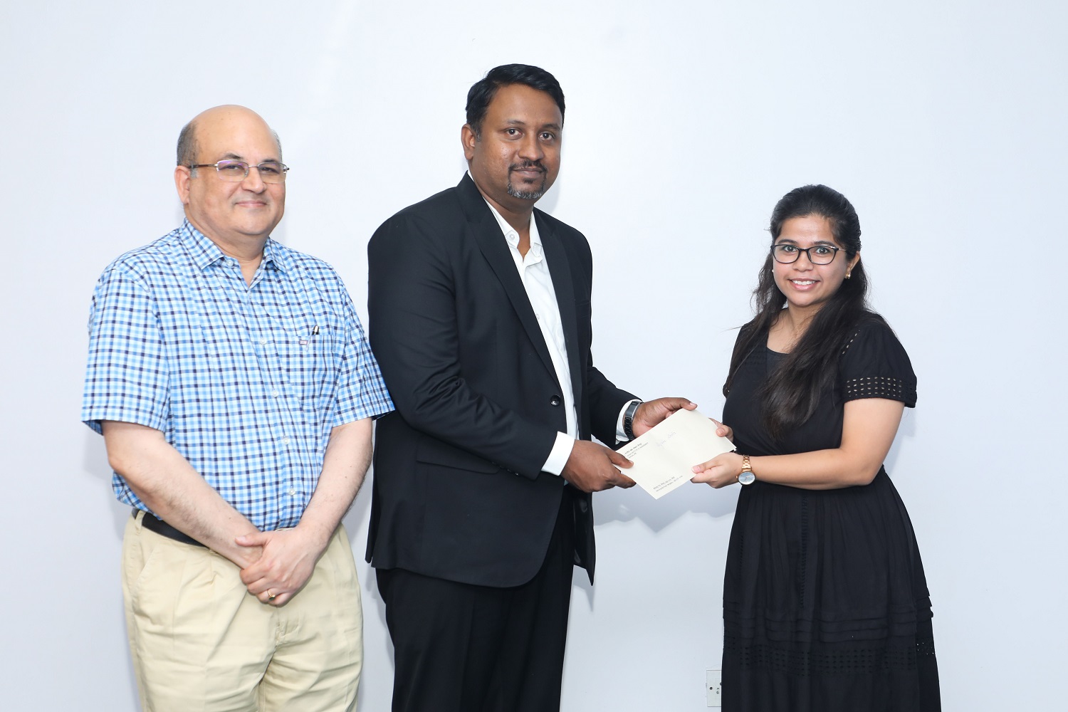 (L-R): Prof. Rishikesha T Krishnan, Director, IIM Bangalore and Nimesh Nair from the Mirae Asset Foundation present the Mirae Asset Scholars Award to Ayesha Arora, Doctoral student of the POM area, IIMB.