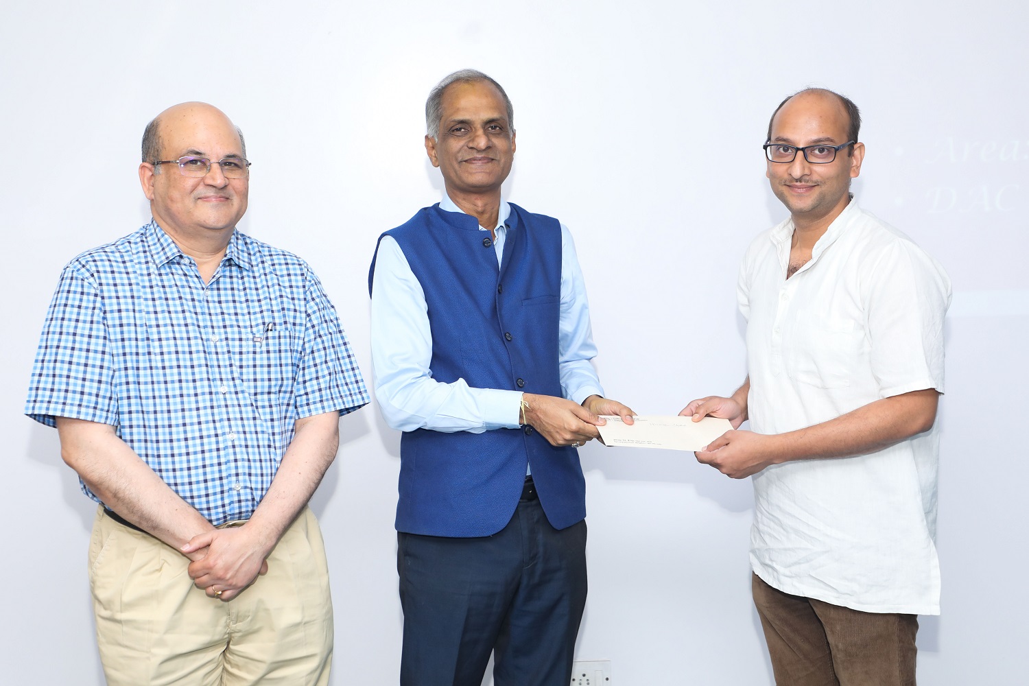 (L-R): Prof. Rishikesha T Krishnan, Director, IIM Bangalore and Narayan P S, Global Head – Sustainability and Social Initiatives, Wipro Ltd, award the Wipro Sustainability Fellowship to Himanshu Shekhar of the Strategy area of the PhD programme of IIMB.