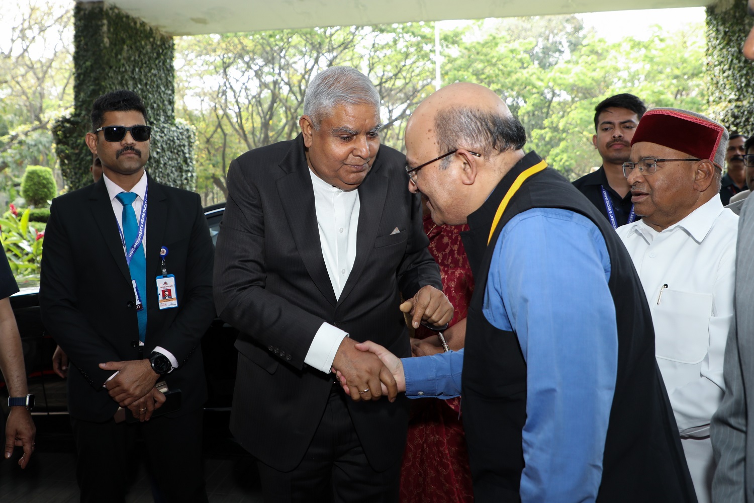 Prof. Rishikesha T Krishnan, Director, IIM Bangalore, welcomes Shri Jagdeep Dhankar, Vice President of India, and Shri Thaawar Chand Gehlot, Governor of Karnataka, to the inauguration of MDC Block on IIMB’s second campus on 1st March 2023.