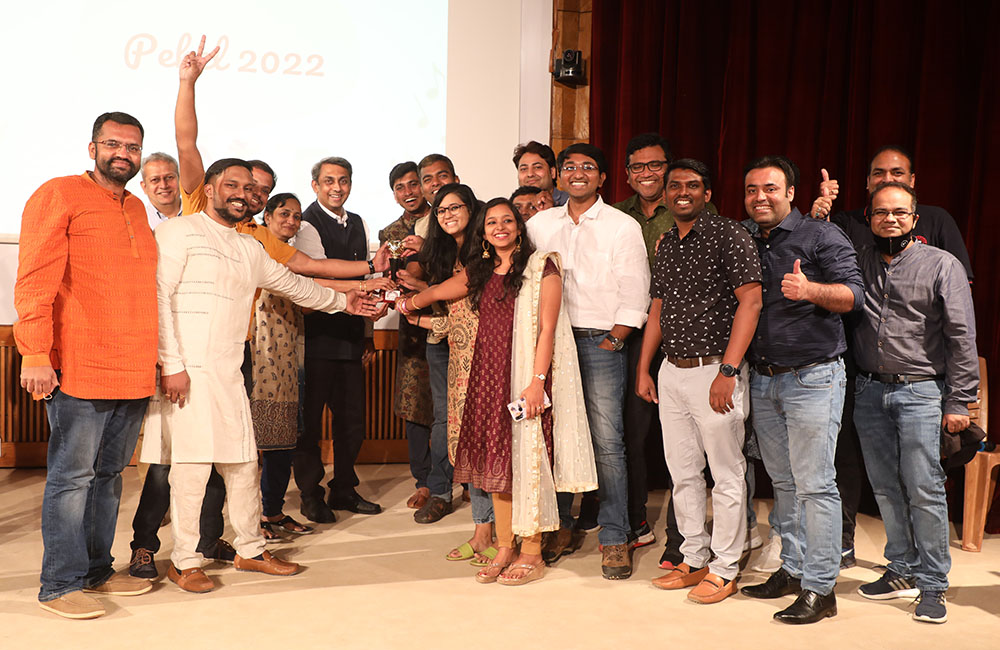 The EPGP Prayaas and the PGP Vikasana teams of IIM Bangalore along with the participants and sponsors.