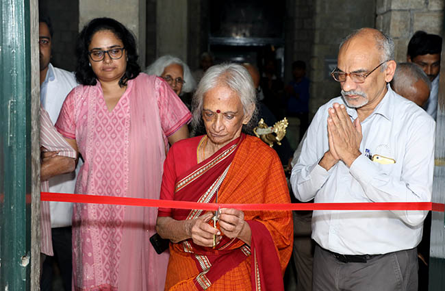 IIMB alumni raise INR 2 crore; dedicate classroom on campus to faculty member