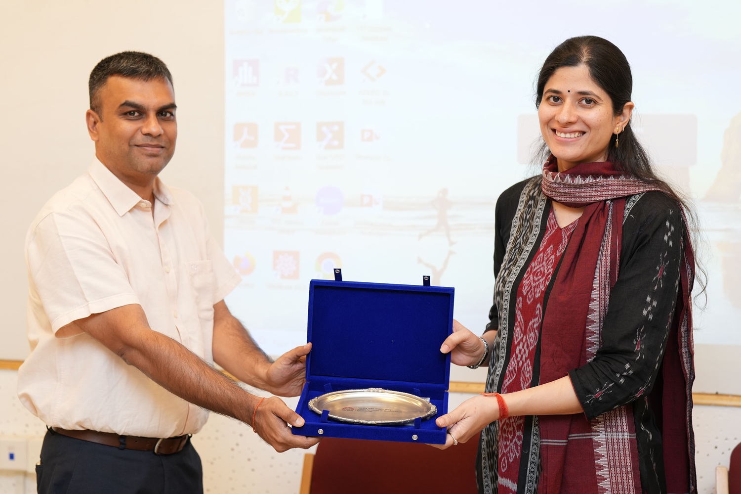A memento was presented to Apula Singh, Senior Manager, Public Finance Management, Janaagraha Centre for Citizenship and Democracy, who delivered the session.