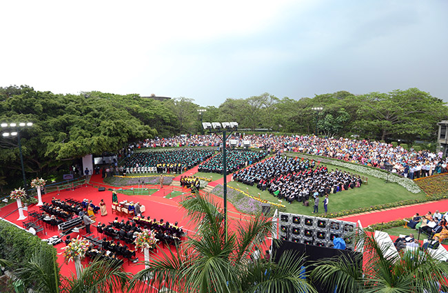 A smattering of rain did not dampen the enthusiasm of the students, their families and the faculty at IIMB.